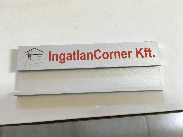 műgyantázott kitűző
